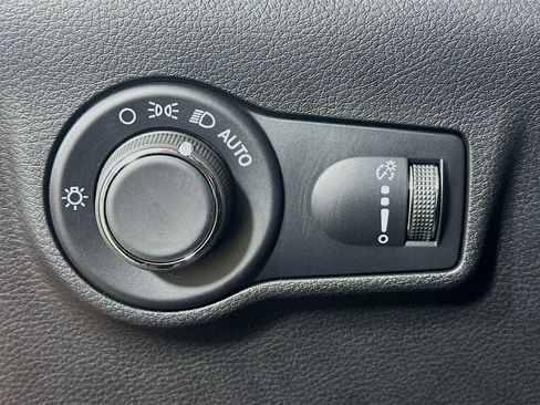 Certified 2025 Jeep Compass Sport image 10