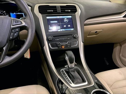 Used 2016 Ford Fusion SE image 6