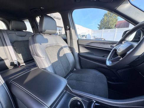 Used 2025 Jeep Grand Cherokee Altitude image 19