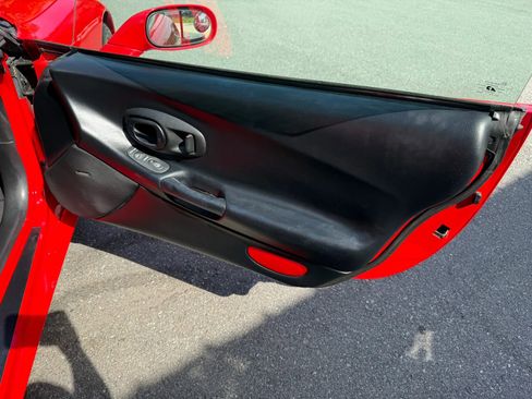 Used 2004 Chevrolet Corvette Coupe RWD image 9