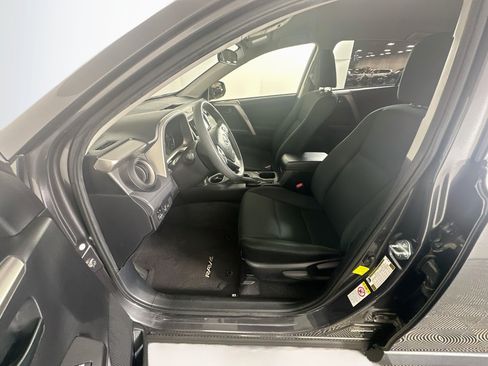 Used 2018 Toyota RAV4 LE FWD image 13