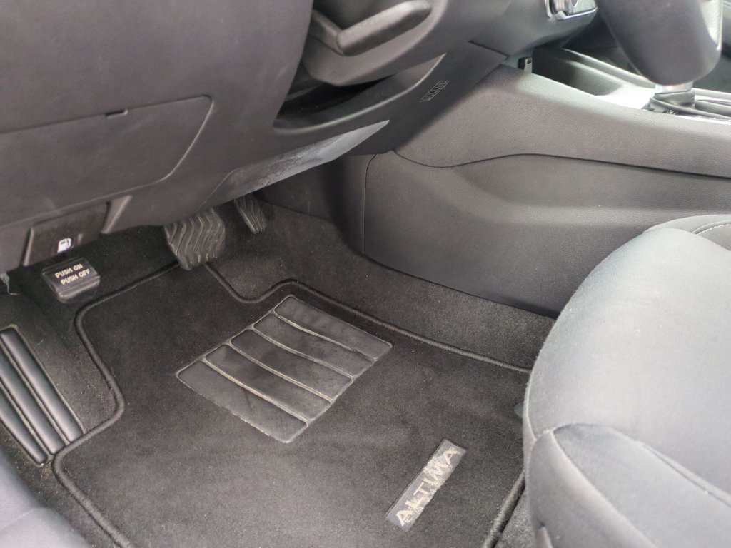 Used 2025 Nissan Altima 2.5 SV FWD image 15