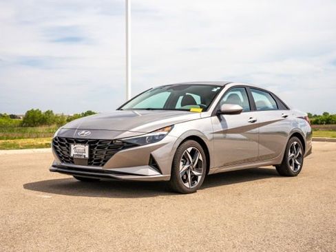 Used 2023 Hyundai Elantra SEL w/ Convenience Package FWD image 3