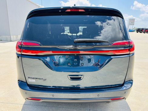 Used 2023 Chrysler Pacifica Touring-L w/ S Appearance Package FWD image 38
