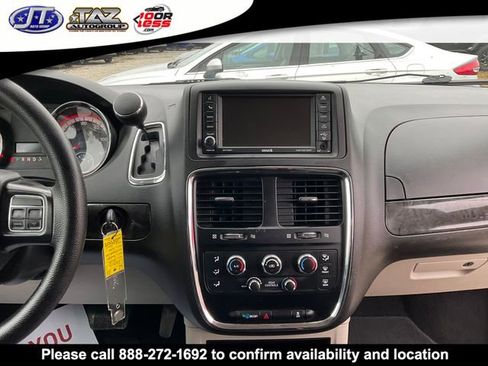 Used 2018 Dodge Grand Caravan SE w/ UConnect Hands-Free Group image 16