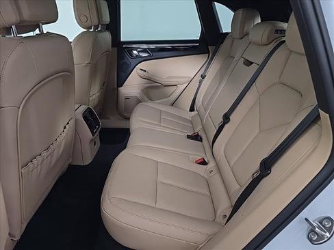 Certified 2025 Porsche Macan image 14
