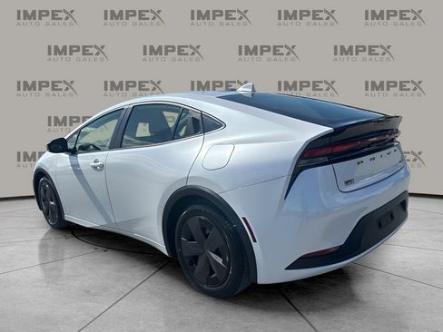 Used 2025 Toyota Prius XLE image 3