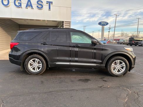 Used 2023 Ford Explorer XLT image 2