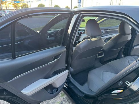 Used 2018 Toyota Camry LE FWD image 12