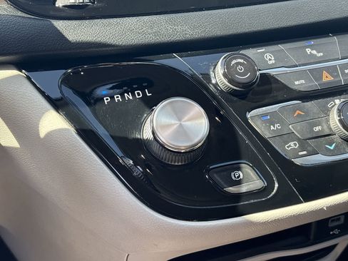 Used 2019 Chrysler Pacifica Touring-L image 29