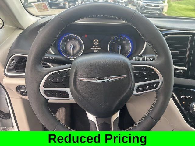 Used 2024 Chrysler Pacifica Touring-L FWD image 16