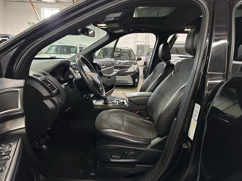 Used 2018 Ford Explorer XLT w/ XLT Appearance Package AWD/4WD image 13