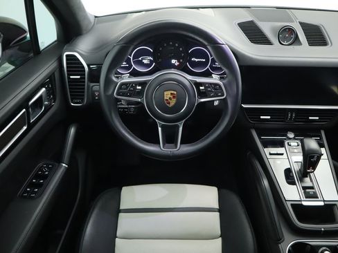 Used 2023 Porsche Cayenne Platinum Edition image 10