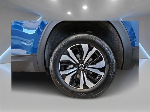Certified 2025 Volkswagen Atlas Cross Sport SE image 6