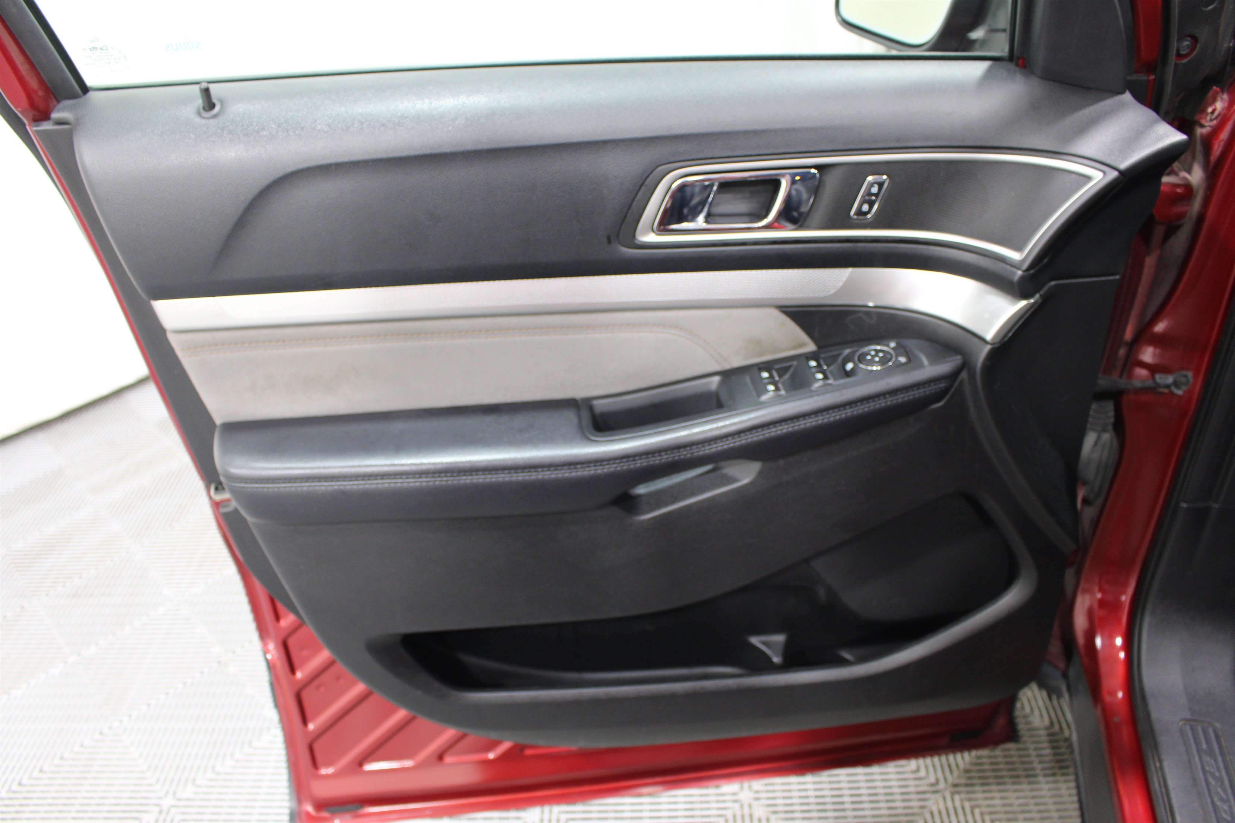 Used 2017 Ford Explorer XLT w/ Equipment Group 202A FWD image 6