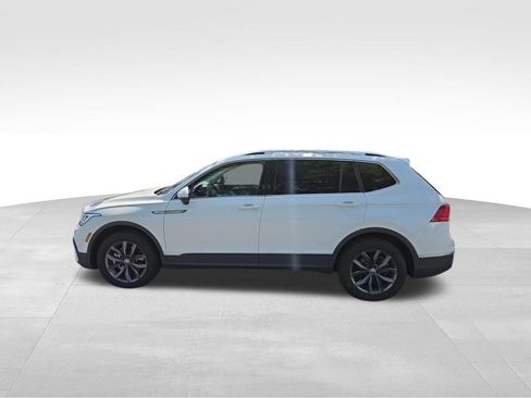 Used 2023 Volkswagen Tiguan SE w/ Panoramic Sunroof Package FWD image 5