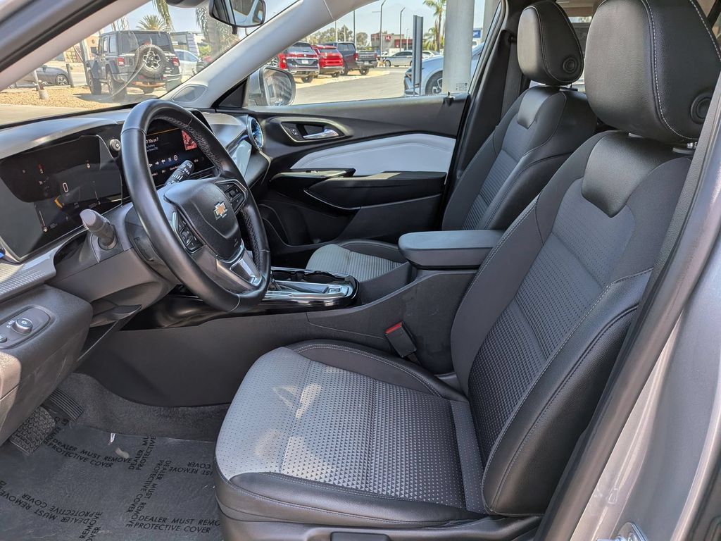 Used 2025 Chevrolet Trax LT w/ LT Convenience Package FWD image 15