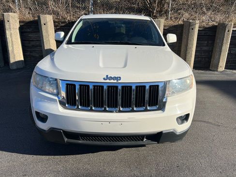 Used 2011 Jeep Grand Cherokee Laredo image 2