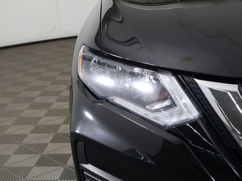 Used 2018 Nissan Rogue SV w/ Premium Package image 14