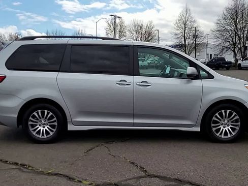 Used 2020 Toyota Sienna XLE image 9