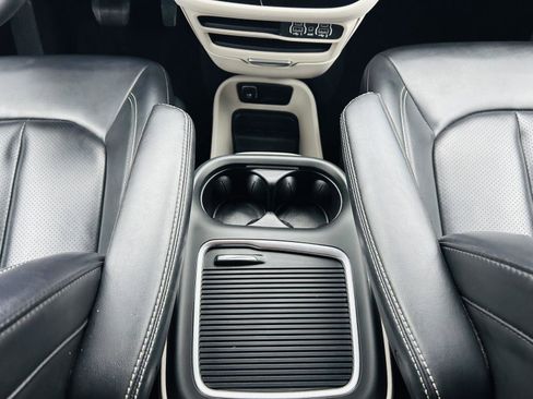 Used 2023 Chrysler Pacifica Touring-L image 23