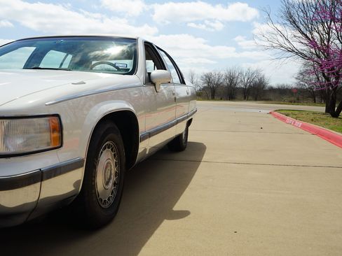Used 1993 Cadillac Fleetwood Sedan image 27