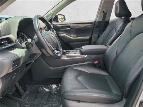 Used 2022 Toyota Highlander Limited FWD image 17