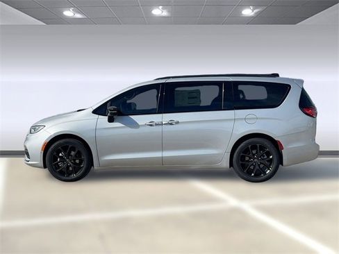 New 2026 Chrysler Pacifica Select image 2