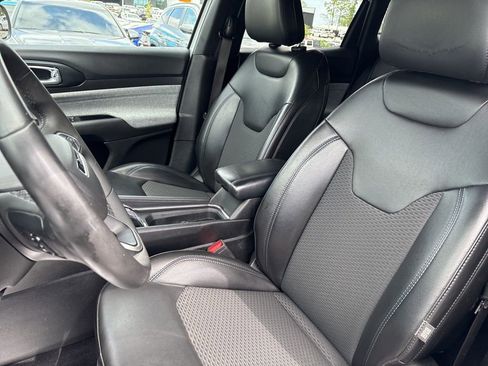 Used 2023 Jeep Compass Latitude image 11