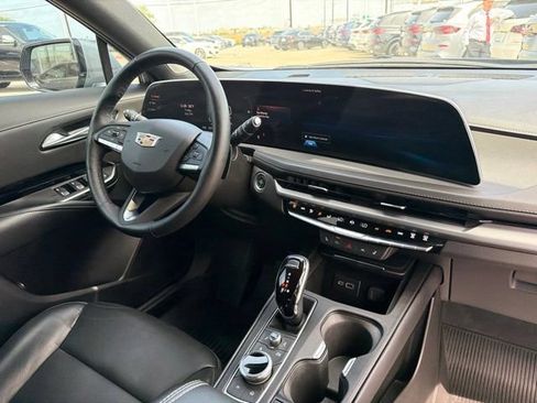 Used 2024 Cadillac XT4 Luxury w/ Cold Weather Package FWD image 20