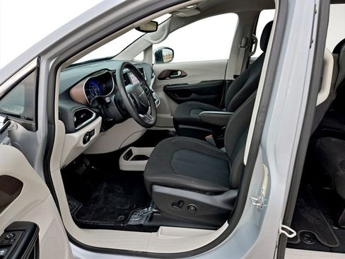 Used 2023 Chrysler Voyager LX image 29