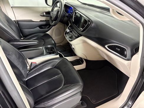 Used 2023 Chrysler Pacifica Touring-L FWD image 16