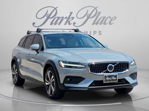 Used 2024 Volvo V60 B5 Cross Country Plus w/ Protection Package Premier AWD/4WD image 4