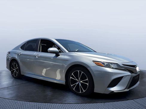 Used 2018 Toyota Camry SE w/ Moonroof Package FWD image 1