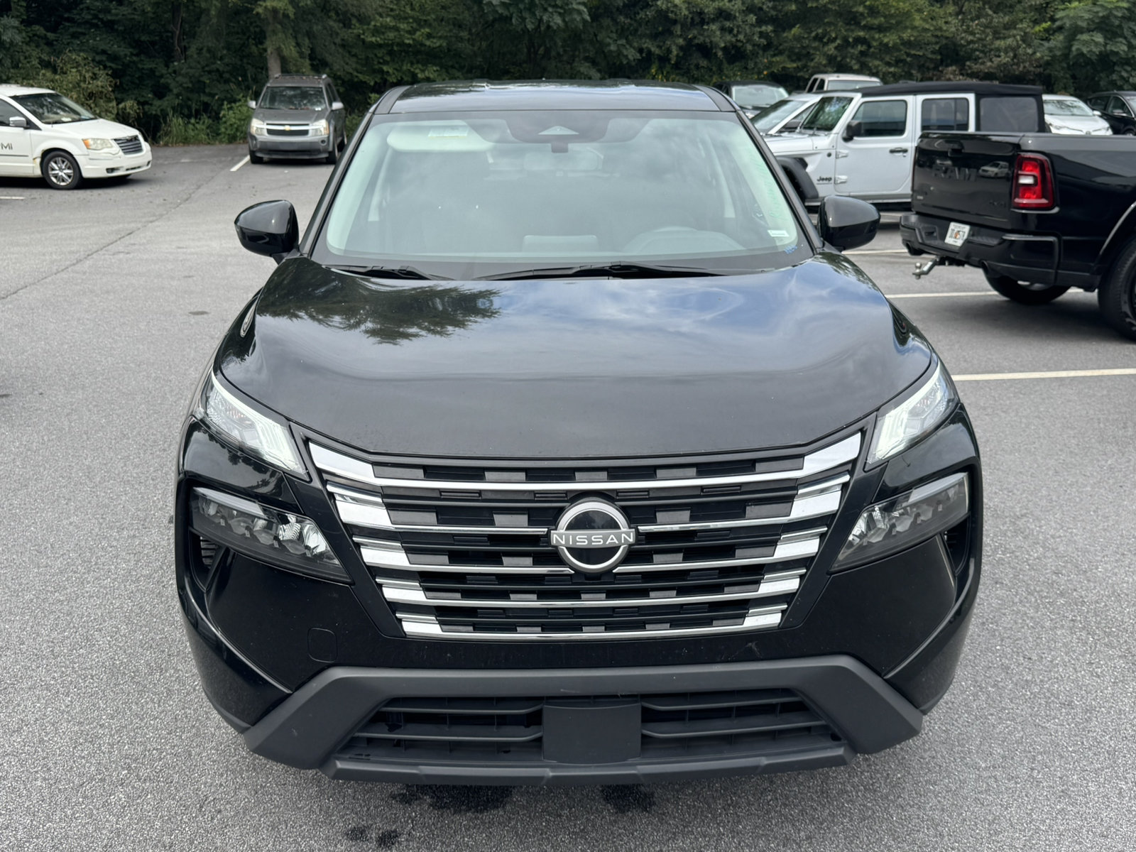 Used 2024 Nissan Rogue SV AWD/4WD image 2