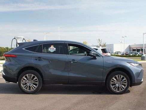 Used 2021 Toyota Venza Limited image 22