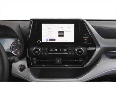 Used 2025 Toyota Highlander LE FWD image 7
