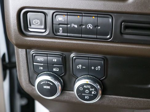 Used 2023 GMC Yukon SLT AWD/4WD image 23