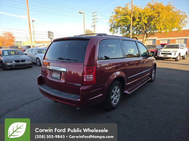 Used 2010 Chrysler Town & Country Touring w/ Entertainment Group #2 FWD image 6