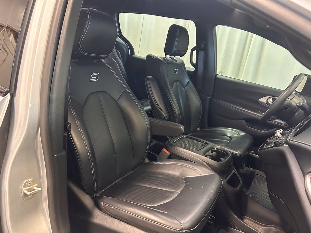 Used 2023 Chrysler Pacifica Touring-L w/ Uconnect Theater Family Group FWD image 24