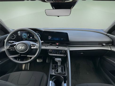 New 2025 Hyundai Elantra SEL image 11