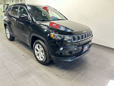Used 2024 Jeep Compass Latitude AWD/4WD image 2