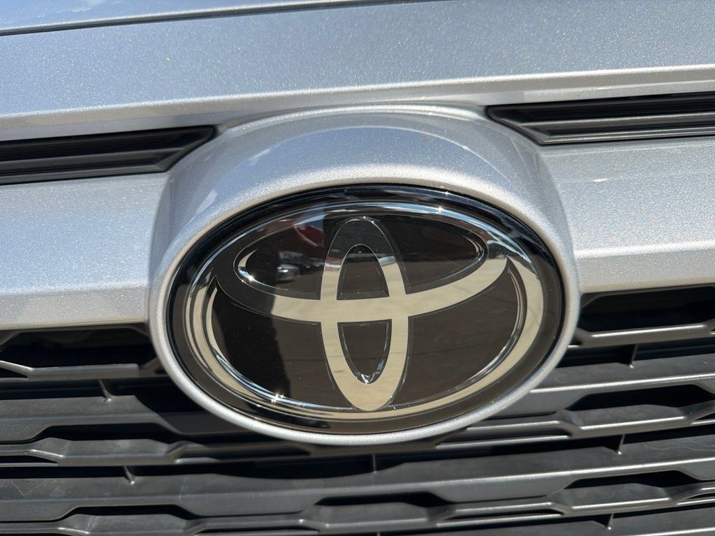Used 2020 Toyota RAV4 XLE w/ Convenience Package FWD image 16