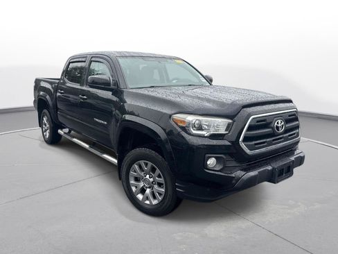 Used 2017 Toyota Tacoma SR5 w/ Tow Package RWD image 4
