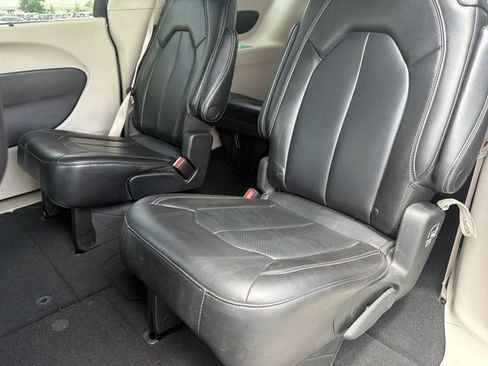 Used 2023 Chrysler Pacifica Touring-L FWD image 13