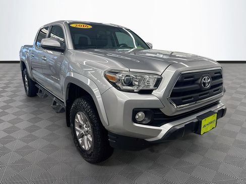 Used 2016 Toyota Tacoma SR5 w/ SR5 Appearance Package (SN) AWD/4WD image 3
