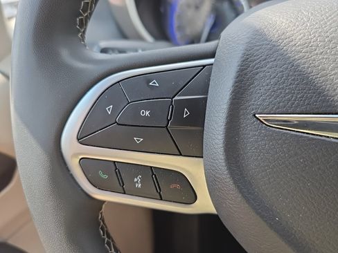 Used 2023 Chrysler Pacifica Touring-L FWD image 20