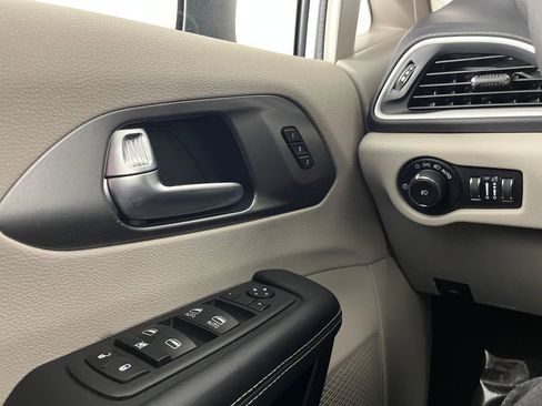 Used 2023 Chrysler Pacifica Touring-L FWD image 24