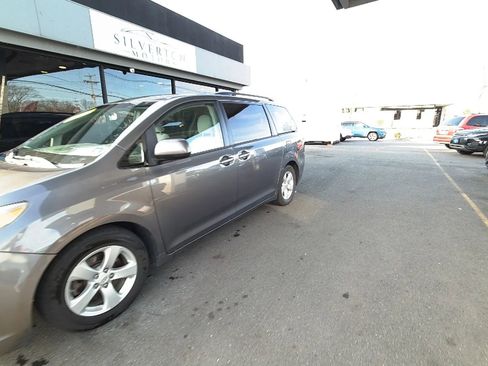 Used 2012 Toyota Sienna LE w/ Towing Pkg image 9