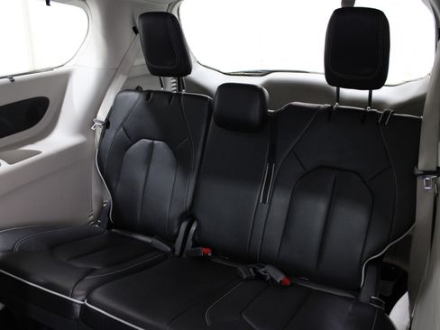 Used 2024 Chrysler Pacifica Limited image 27